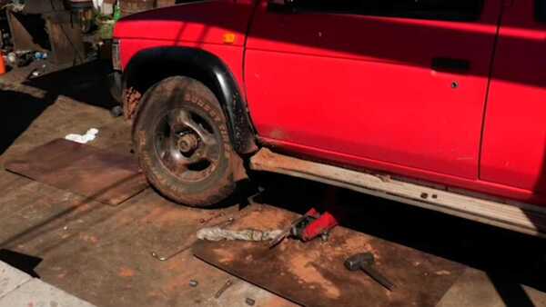 Gato hidráulico cede y camioneta aplasta cráneo de mecánico