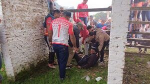 Se desplomó gradería y político se cayó feo