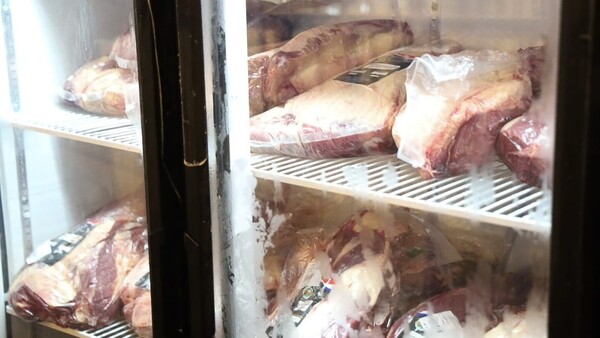 ¡Hendy la crisis! La gente madruga y pesca por carne barata en la Costanera
