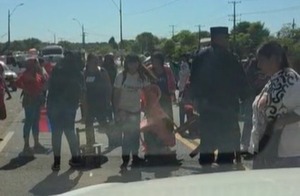 Indígenas bloquean Ruta PY 09 y exigen kits de víveres en Benjamín Acebal