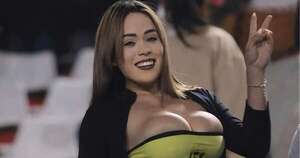 Diario HOY | En plena transmisión, relatores criticaron a farandulera en la cancha: “¡Es un mamarracho!”