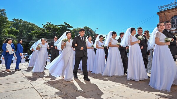 El gran paso: 39 parejas dieron el “sí” en la Catedral