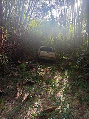 Recuperan camioneta robada tras intenso rastrillaje en zona boscosa de La Paz