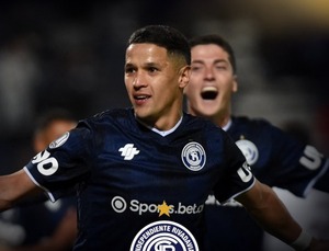 Historico: El goleador Alex Arce clasifica a Independiente Rivadavia a octavos de final