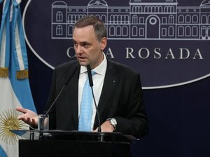 Milei reitera el apoyo a su jefe de Gabinete ante las acusaciones de enriquecimiento: "Ni en pedo se va"