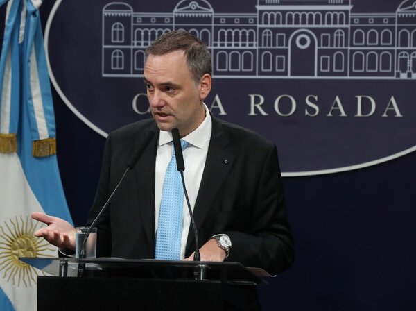 Milei reitera el apoyo a su jefe de Gabinete ante las acusaciones de enriquecimiento: "Ni en pedo se va"