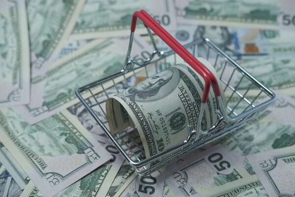El dólar vuelve a ceder frente a la moneda local y persisten riesgos - Economía - ABC Color