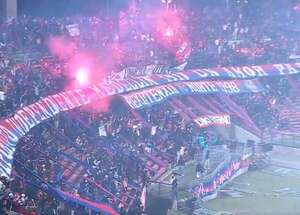 Escándalo en DIM vs. Flamengo: partido demorado por bengalas e invasión de hinchas - Fútbol Internacional - ABC Color
