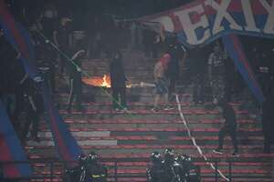 Escándalo en DIM vs. Flamengo: partido cancelado por bengalas e invasión de los hinchas locales - Fútbol Internacional - ABC Color