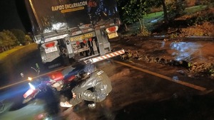 Motociclista alcoholizado choca contra camión estacionado en Encarnación