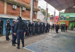 Riña entre internos de Tacumbú activa operativo de antimotines