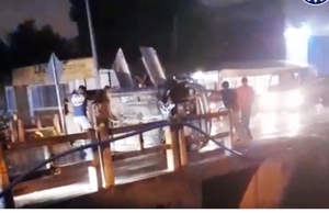 Vuelco en puente: Desidia municipal casi provoca tragedia •