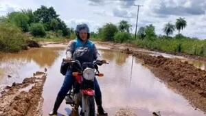 Video: Niños deben cruzar barro y docente usa una canoa para llegar a escuela en San Pedro