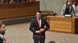 Tras fuerte presión por su presunto título falso, Hernán Rivas decide renunciar al Senado