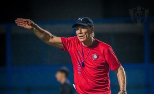Ariel Holan explicó por qué Cerro Porteño redujo el campo de la Nueva Olla
