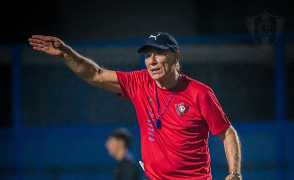 Ariel Holan explicó por qué Cerro Porteño redujo el campo de la Nueva Olla