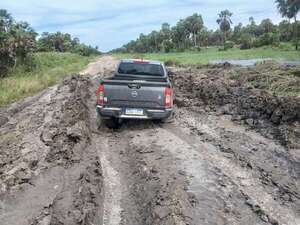 Pobladores y MOPC trabajan en Alto Paraguay para rehabilitar camino inundado - Noticias del Chaco - ABC Color