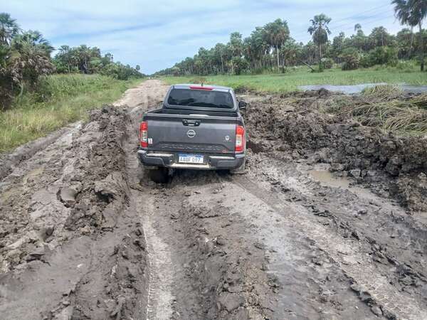 Pobladores y MOPC trabajan en Alto Paraguay para rehabilitar camino inundado - Noticias del Chaco - ABC Color