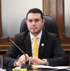 Hernán Rivas claudica: De la protección cartista a la renuncia tras el revés de la Corte