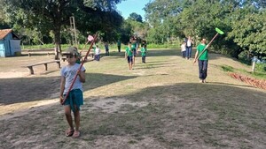 Alumnitos de una escuela ensayan con escobas para su primer desfile patrio