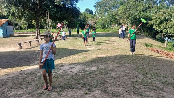 Alumnitos de una escuela ensayan con escobas para su primer desfile patrio