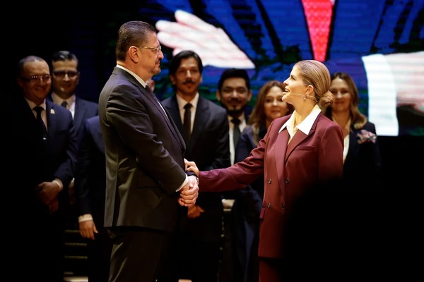 Laura Fernández asume la presidencia de Costa Rica