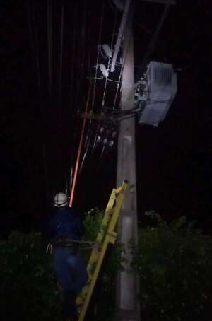 Temporal dejó sin luz a varias zonas del país: ANDE activó código de emergencia ante lluvia de reclamos - Economía - ABC Color