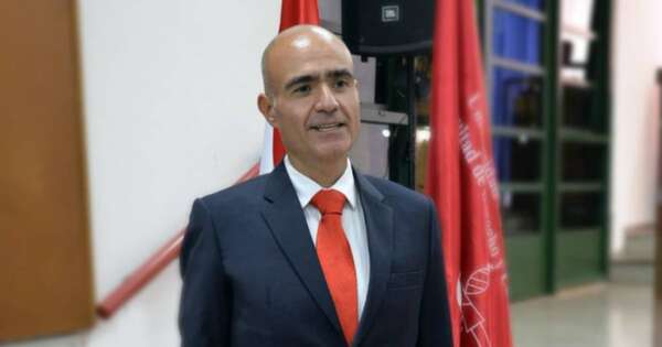La Nación / Distinguen al decano de la Facultad de Derecho como académico honorario