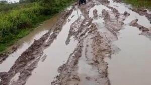 De camino a la escuela deben elegir: Embarrarse o aventurarse por el río