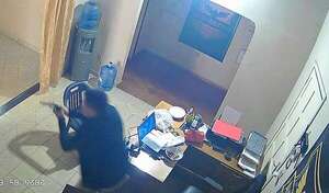 Video: dueño de empresa de seguridad repele a tiros a asaltantes - ABC en el Este - ABC Color