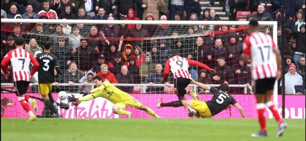 Popular / Alderete tuvo activa participación en el empate del Sunderland ante el Manchester United