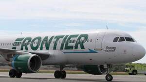 Avión aborta despegue tras impactar a una persona en la pista
