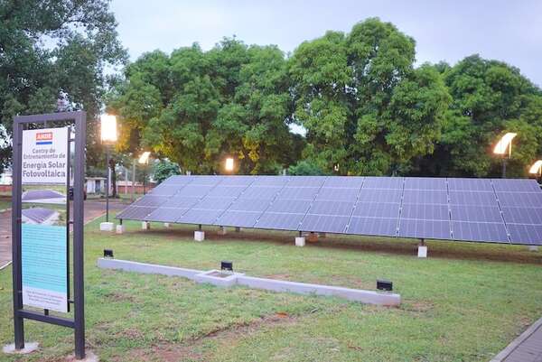 ANDE, en su apuesta a la energía solar, capacita a técnicos para el futuro del sistema eléctrico - Economía - ABC Color