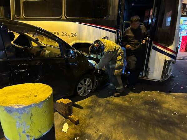 Asunción: aparatoso accidente deja a una mujer herida - Policiales - ABC Color