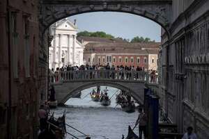 Decenas de artistas de la Bienal de Venecia se retiran en masa de sus premios - Artes Plásticas - ABC Color