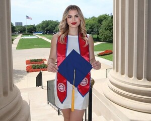 Popular / ¡Luana Alonso apareció diosa total para recibir su título universitario!
