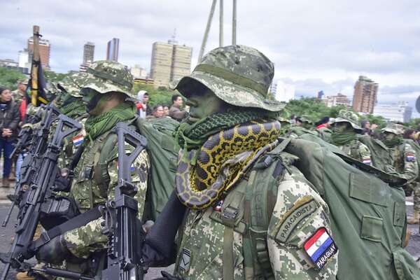 Desfile militar: cartistas recularon repudiados por ser “antipatriotas” y por no respetar las tradiciones, afirman   - Política - ABC Color