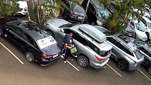 Video: Utilizan inhibidor para robar compras de turista en Ciudad del Este