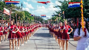 San Lorenzo rinde homenaje a la patria con un desfile estudiantil