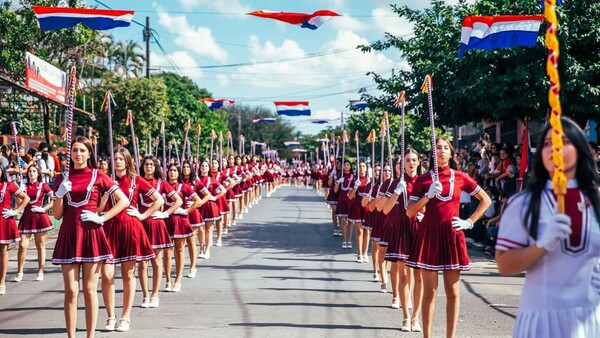 San Lorenzo rinde homenaje a la patria con un desfile estudiantil