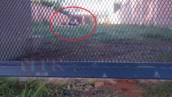 Pasó la noche frente a la casa donde está su auto robado