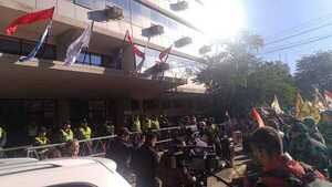 Titular del IPS aguarda renuncia de consejero de la era Brítez en medio protesta de jubilados