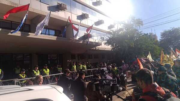 Titular del IPS aguarda renuncia de consejero de la era Brítez en medio protesta de jubilados