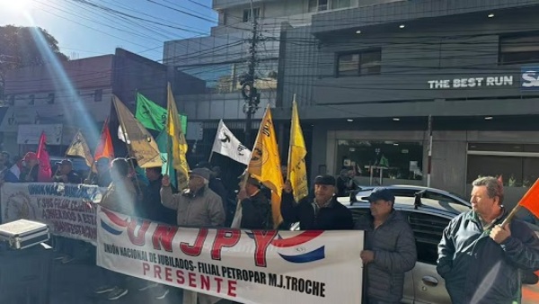 Jubilados exigen renovación total del Consejo del IPS