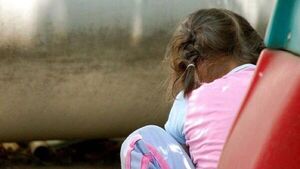 Tras denuncia de vecinos, rescatan a niña de 6 años y detienen a dos adultos borrachos
