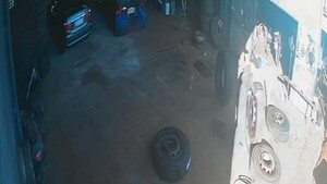 Video: Explosión de cubierta genera susto en una gomería de Naranjal