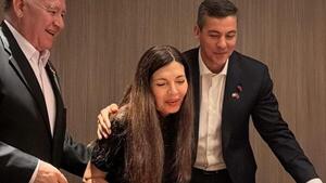 Comitiva presidencial celebra cumpleaños de Mousques y le ponen título de "embajadora"