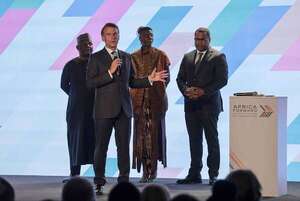 Video: “¡Hey, hey, hey!”, un enfadado Macron interrumpe una cumbre francoafricana  - Mundo - ABC Color