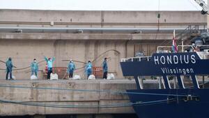 El Hondius abandona el puerto de Tenerife tras desembarcar a todos los pasajeros