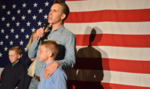 Estados Unidos necesita volver a Dios, afirma senador Josh Hawley